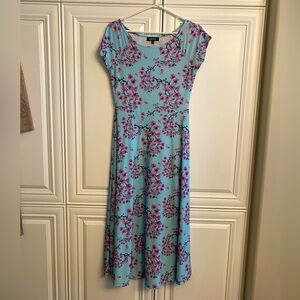 LBISSE SIZE MEDIUM BLUE FLORAL SCOOP NECK MIDI DRESS